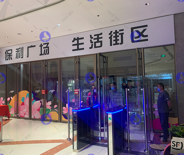 青島保利廣場(chǎng)新人臉識(shí)別閘機(jī)亮相—論智能看守速通門(mén)